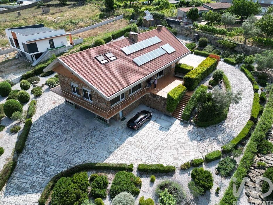 Casa T5 em Bornes de Aguiar de 583,00 m2