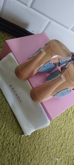 Klapki na wysokim obcasie marki Escada