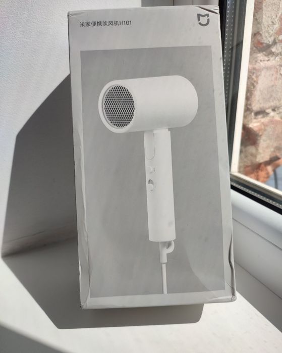 Новий білий фен для волосся