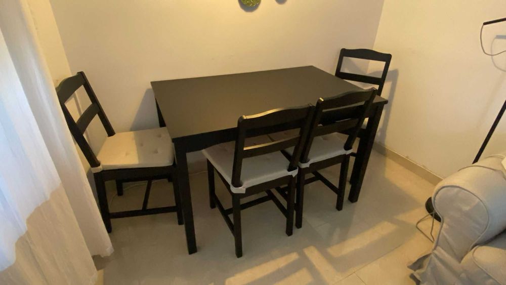Conj. Mesa preta com 4 cadeiras