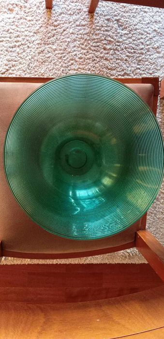 Grande taça vintage, em vidro verde e completamente nova