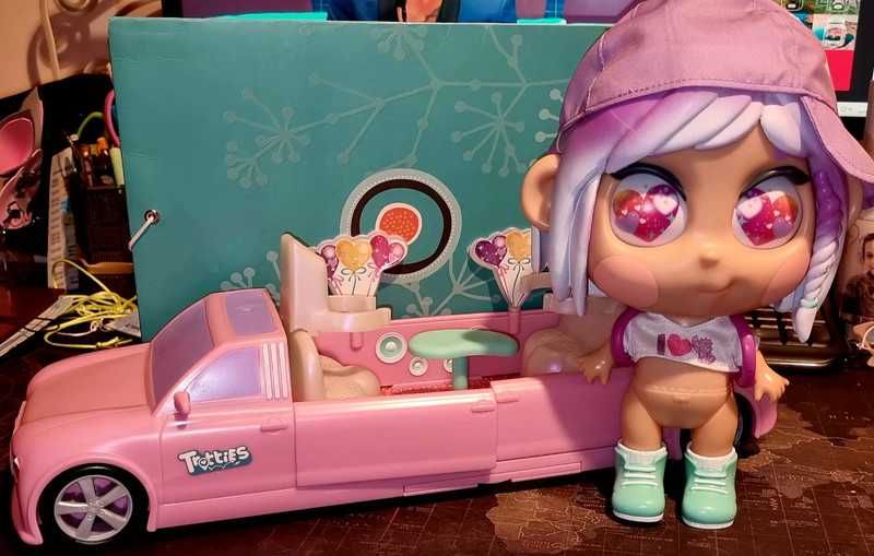 boneca e carro comprido436854008652779521