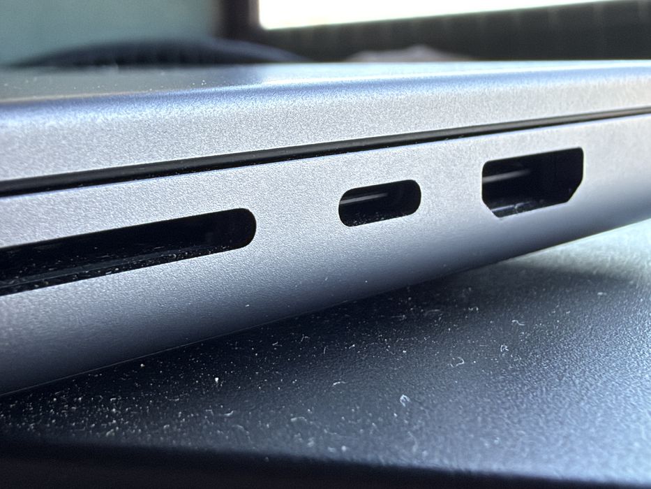 FV23% / Macbook 16” PRO / M1 Pro / 32GB RAM / 1000GB SSD