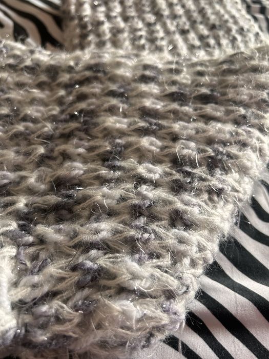 Gola na cor cinzento e branco