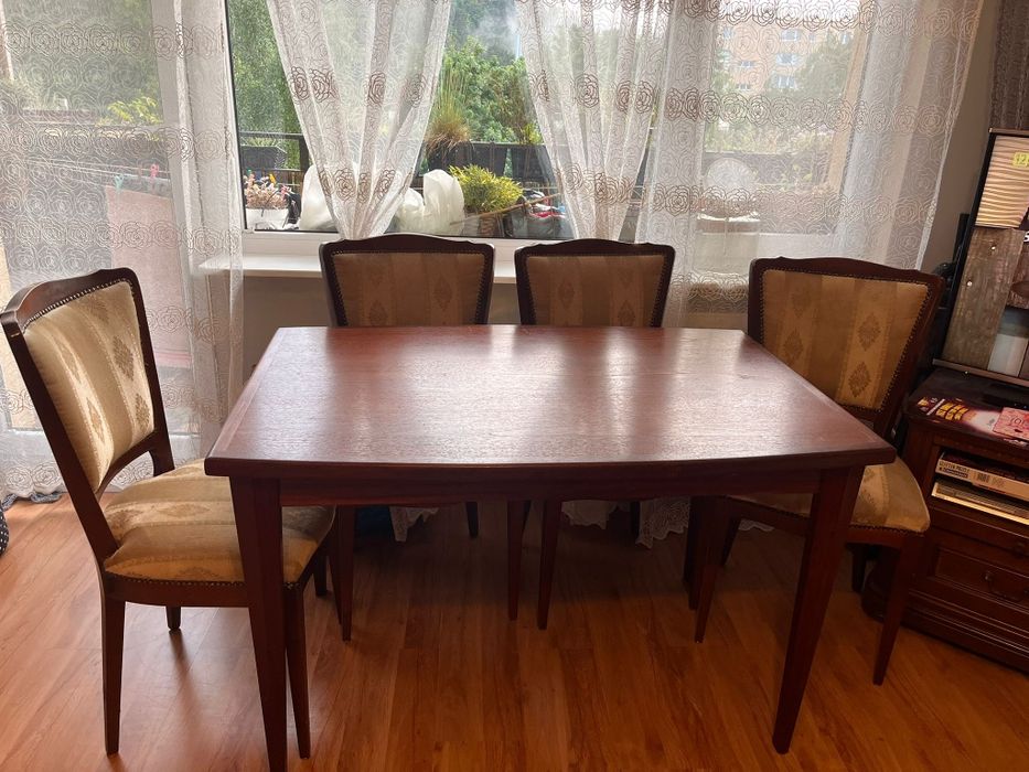 Stół I komplet krzeseł