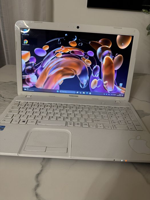 Laptop TOSHIBA bialy