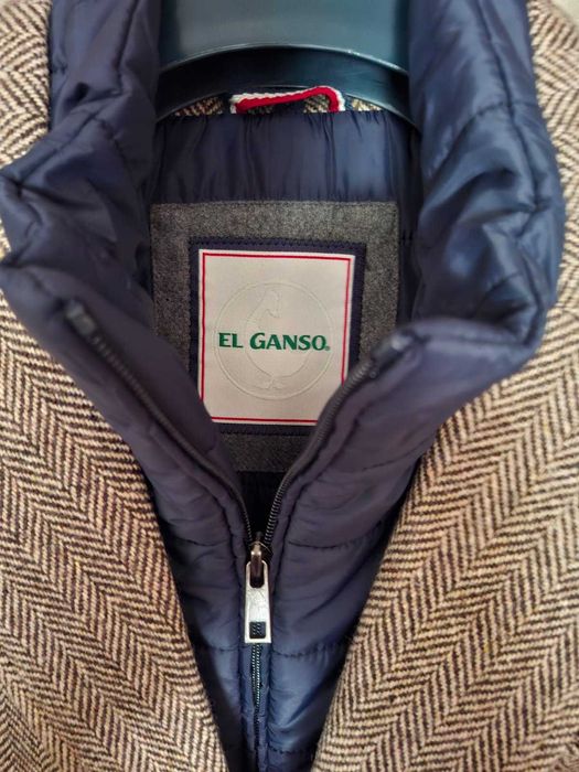 Casaco masculino espinhado, feito de lã com acabamento impermeável.