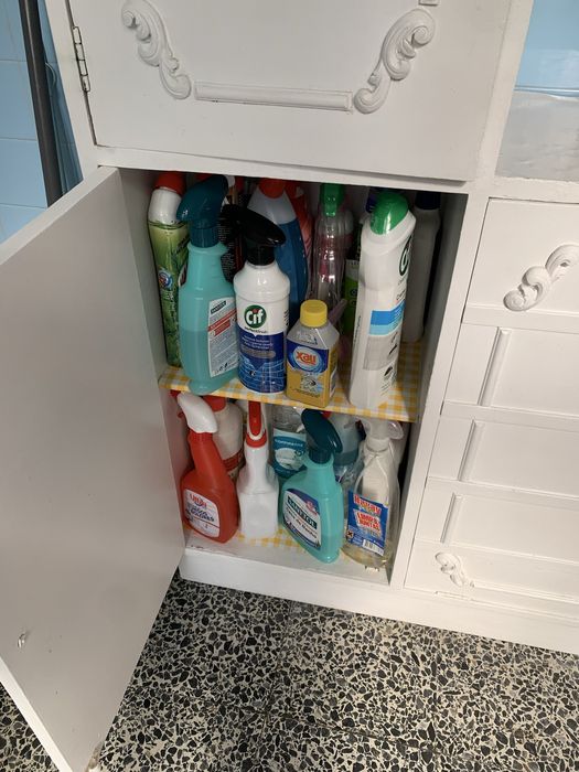 Móvel branco com tulha