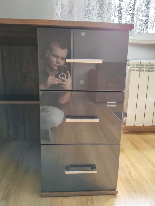 Sprzedam biurko młodzieżowe.