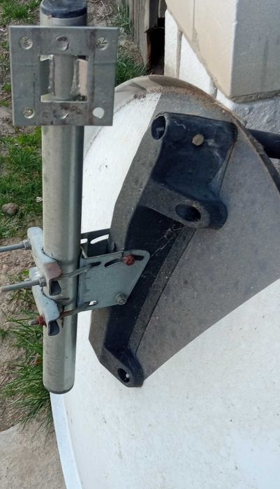 Antena satelitarna z uchwytem