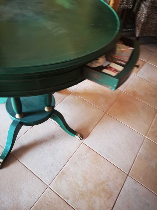 Mesinha em cor verde tampo jogo