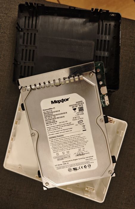 Zewnętrzny dysk twardy firmy Toshiba w środku Maxtor 250GB