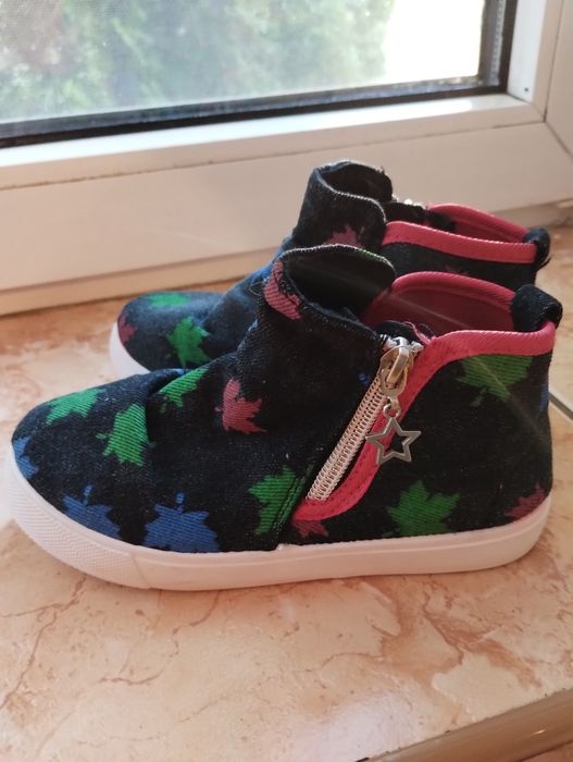 Nowe, wyższe trampki na zamek, 18,5 cm