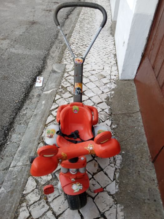 Triciclo vermelho para criança
