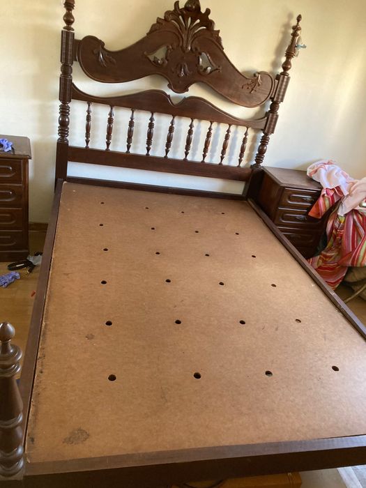 Cama, colchão, mesas