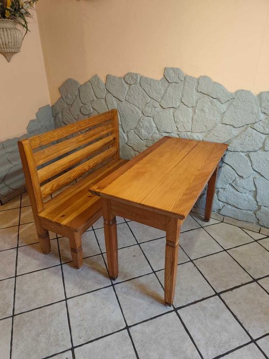 drewniany stół i ława