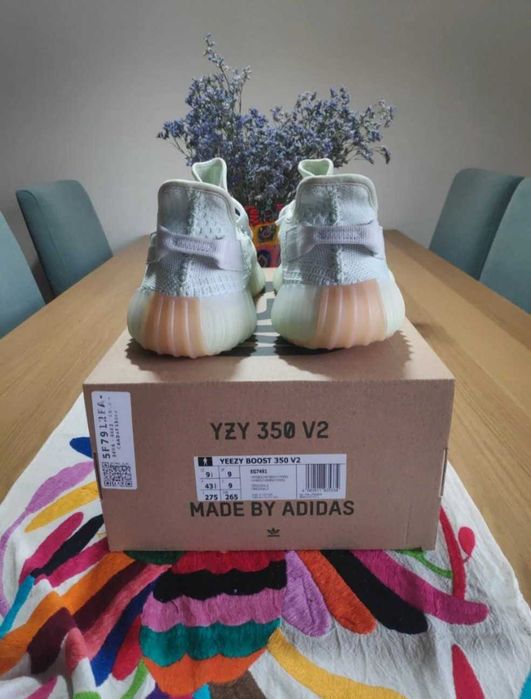 Yeezy Boost 350 v2 Hyperspace