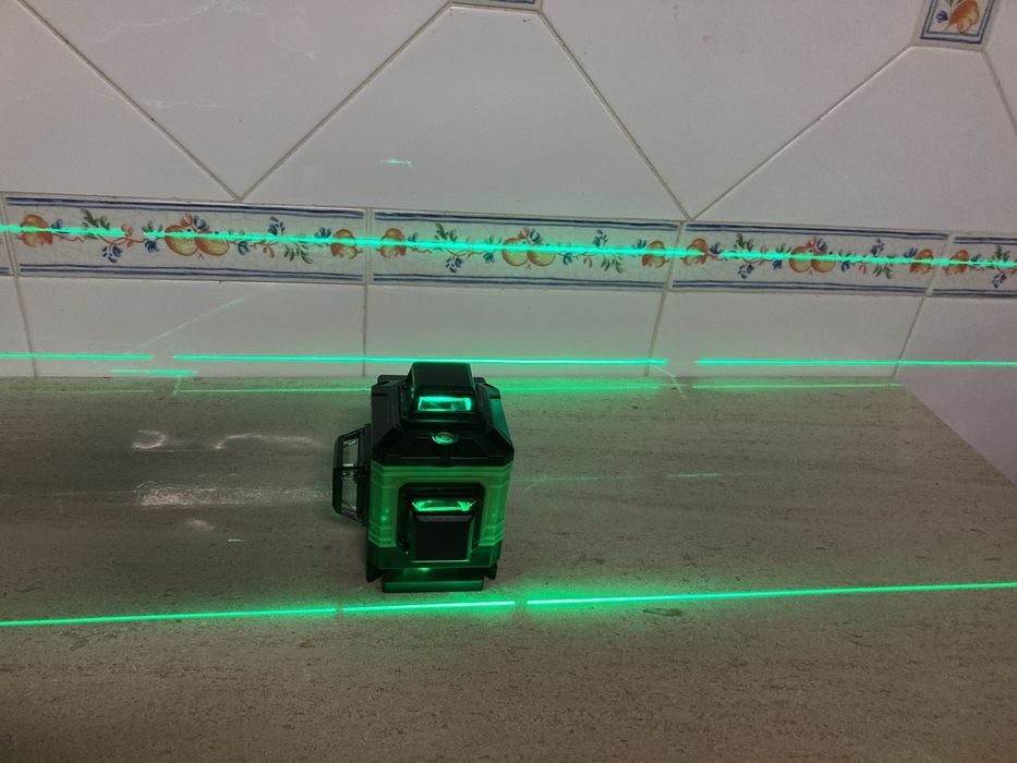 Laizer com comando e carregador novo muito util em obras