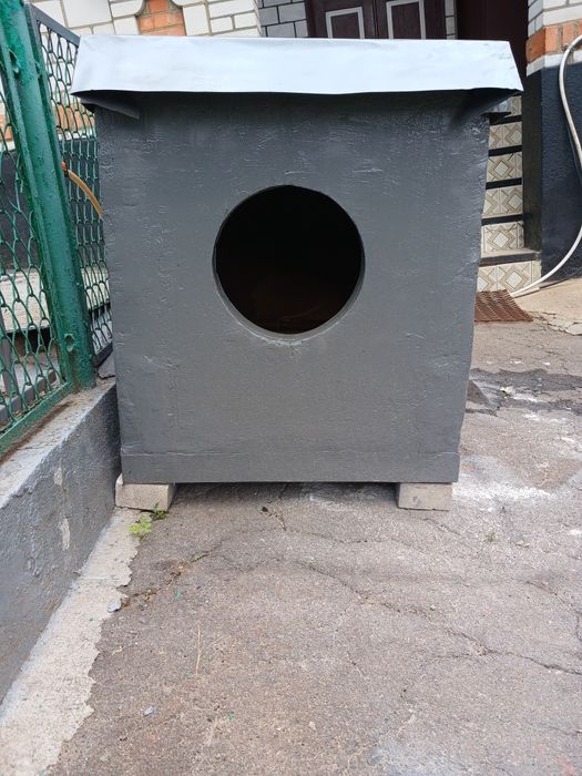 продам утеплену  буду для великої собаки. торг.