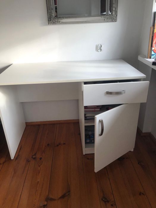 Solidne białe biurko