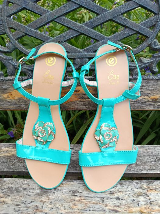 Жіночі лакові босоніжки.