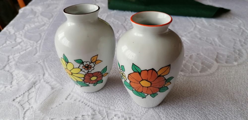 Wazonik z motywem kwiatowym