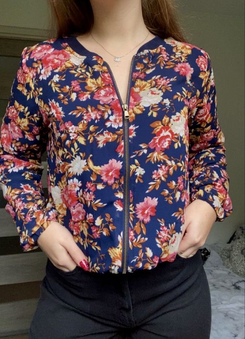 Bluza bomberka zapinana na zamek w kwiaty