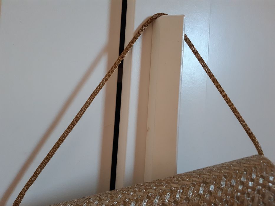 Piękna złota torebka na łańcuszku