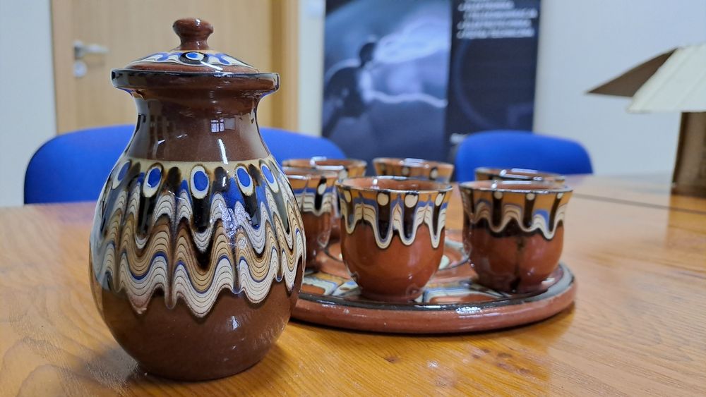 2 zestawy ceramiki bułgarskiej z czasów PRL