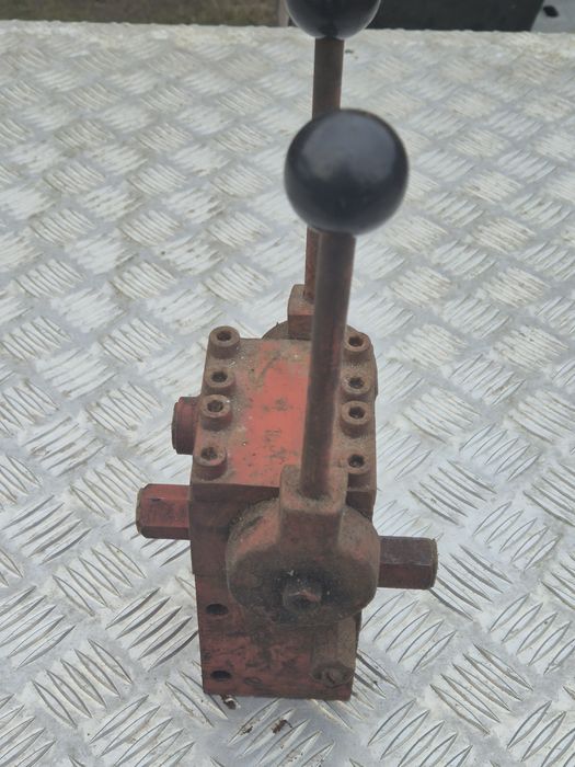 Rozdzielacz hydrauliczny dwusekcyjny