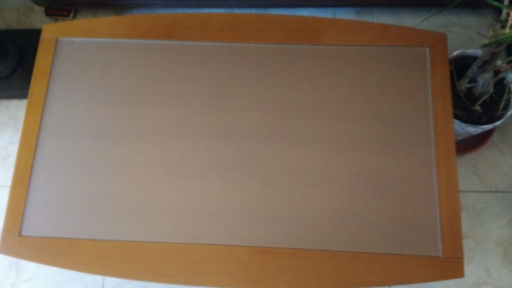 Mesa de centro com tampo em vidro