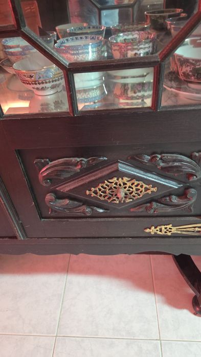 Cristaleira em mogno estilo holandês