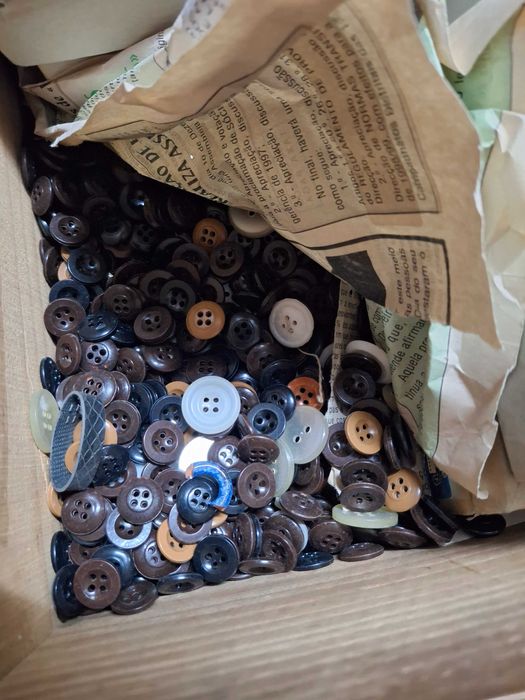 Lote 1 : ~11kg de Botões de costura Vintage, novos