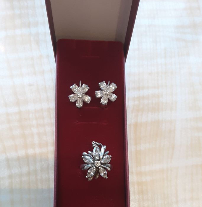 Срібні сережки і каблучка з цирконом 925 проба ХЮЗ 10,4 грам Нове