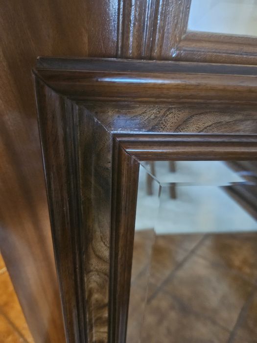 Espelhos com vidro biselado e moldura em madeira.