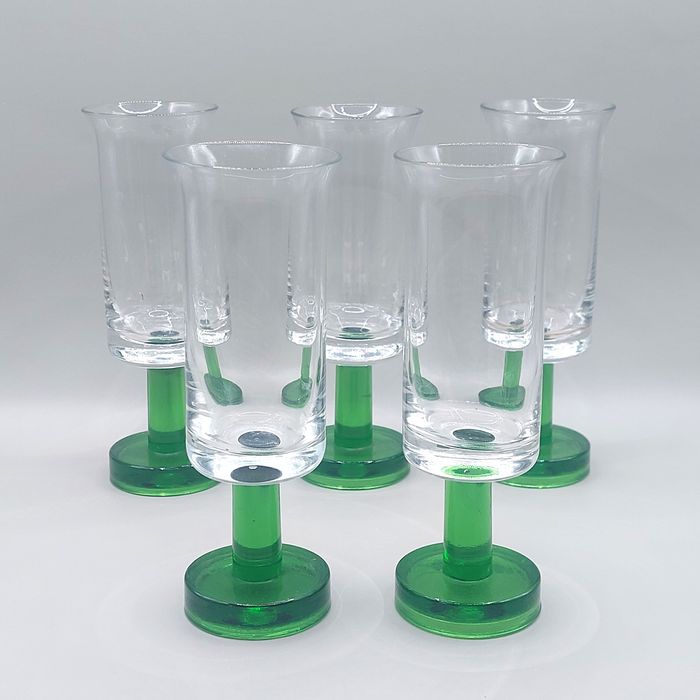 Zestaw kieliszków na zielonej nóżce do wina wody