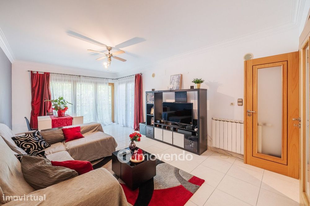 Apartamento T2 moderno, com garagem e varanda enorme, na Malvarosa