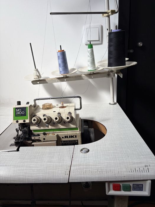 Maquina de costura de corte e coze