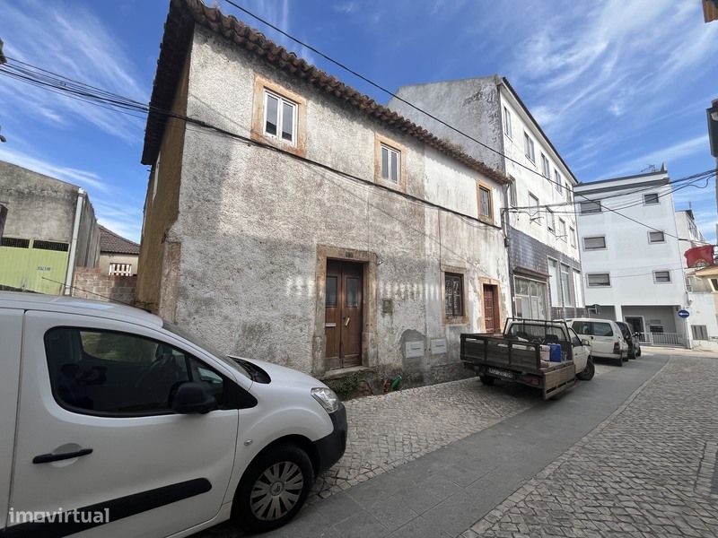 Moradia T4 para Renovar c/ Pátio e Churrasqueira | Centro do Cadaval
