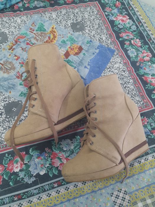 Botins bejes de camurça de cunha da bershka