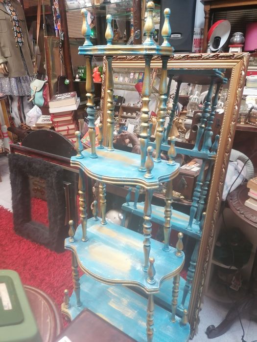 Estante em tons de azul e dourado