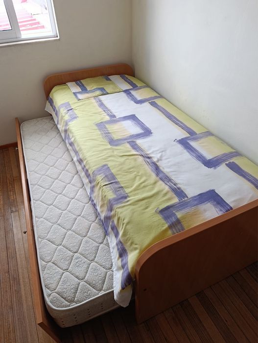 Cama de solteiro com gaveta e cadeira