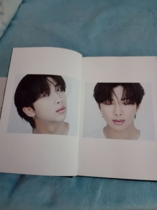 Vendo livro sobre a vida do grupo BTS