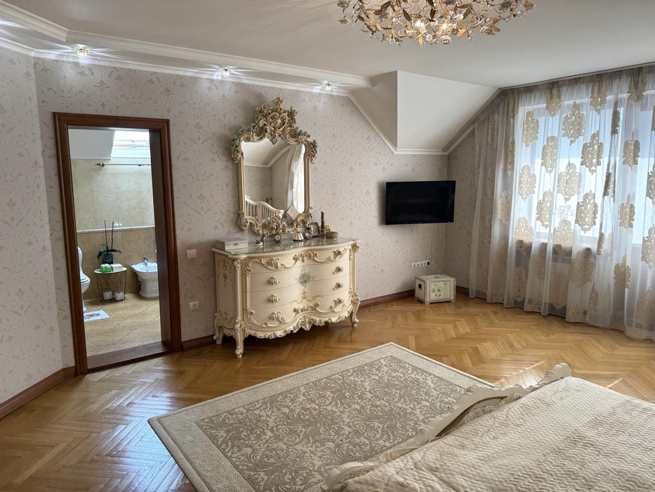 Сучасний будинок з закритим басейном