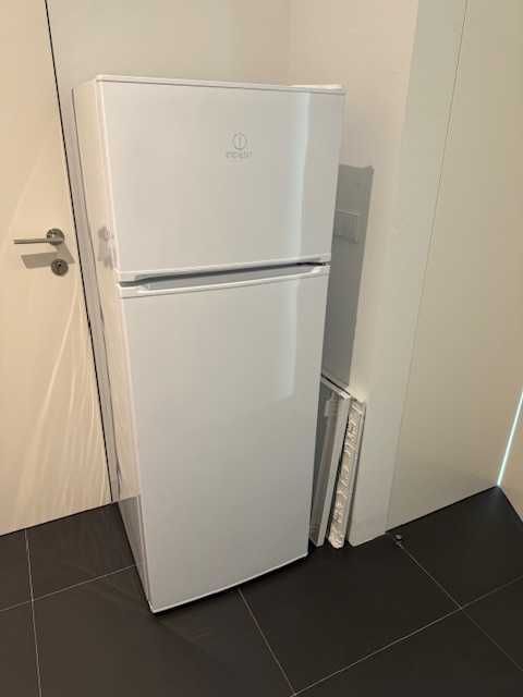Refrigerator Congelador Alto Indesit Volume 212 L