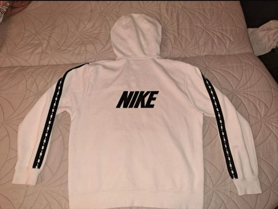 Biała Bluza Nike (rzadka kolekcja)
