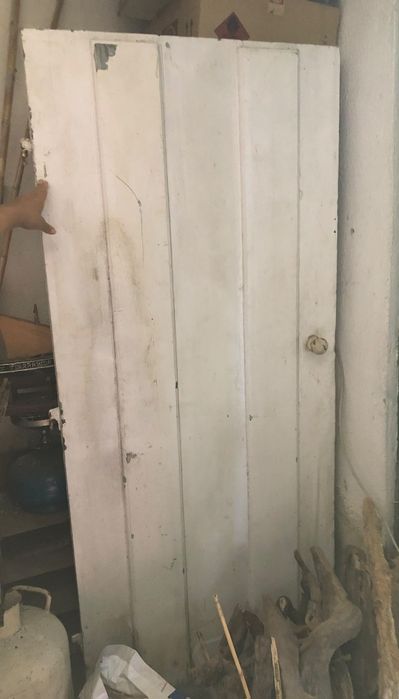 Porta antiga com tábuas corridas