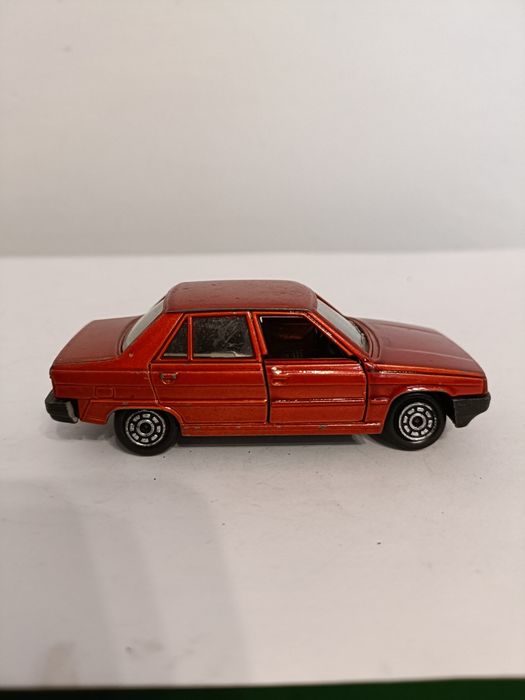 Resorak Renault 9 z serii Jet-Car firmy Norev.