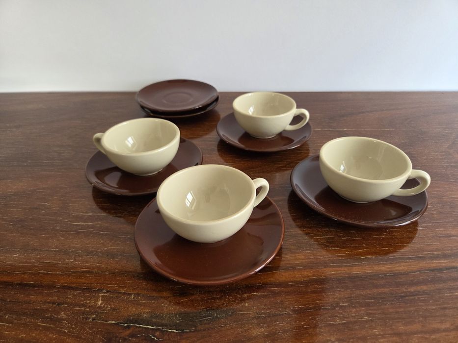 4 chávenas de café e 6 pires Candal