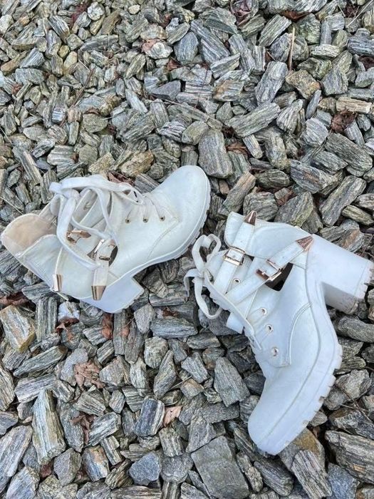 biale buty na koturnie